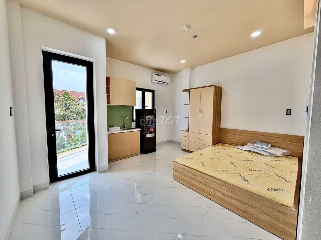 A Balcony bedroom, five kilometers of glass elevators.