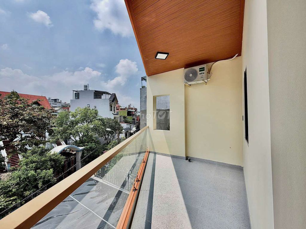 A Balcony bedroom, five kilometers of glass elevators.