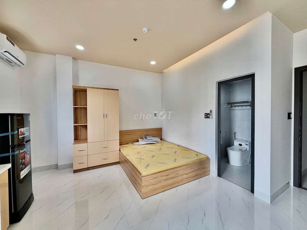 A Balcony bedroom, five kilometers of glass elevators.