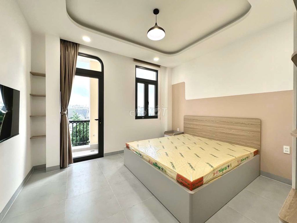 A Balcony-Ting master bedroom.