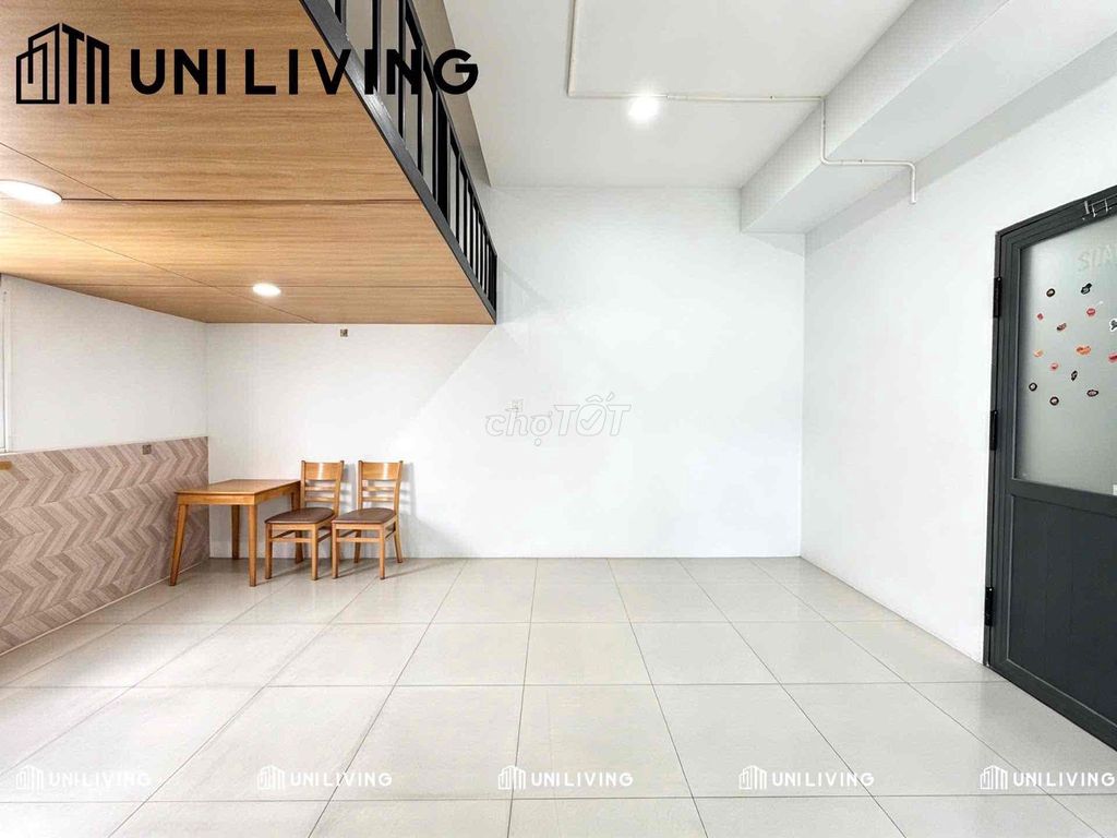 The super wide room in which to walk to court