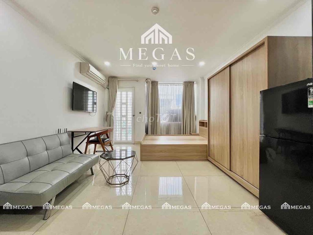 Open the 40-foot-wide bandol apartment in 3rd District, full interior.
