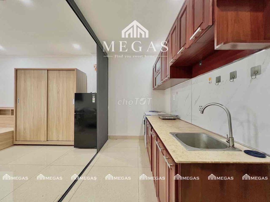 Open the 40-foot-wide bandol apartment in 3rd District, full interior.