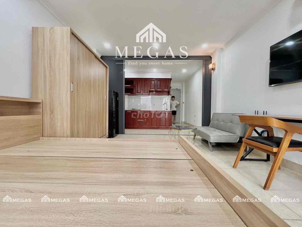 Open the 40-foot-wide bandol apartment in 3rd District, full interior.