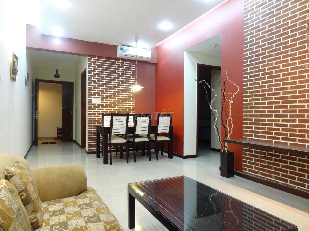 Rent Tản Đà Court, area: Eighty-one meters two bedrooms, price: 14 million a month,