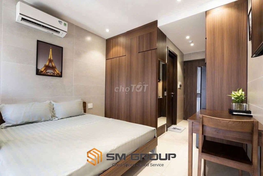 The 1st Bedroom - A master studio right next to the park.