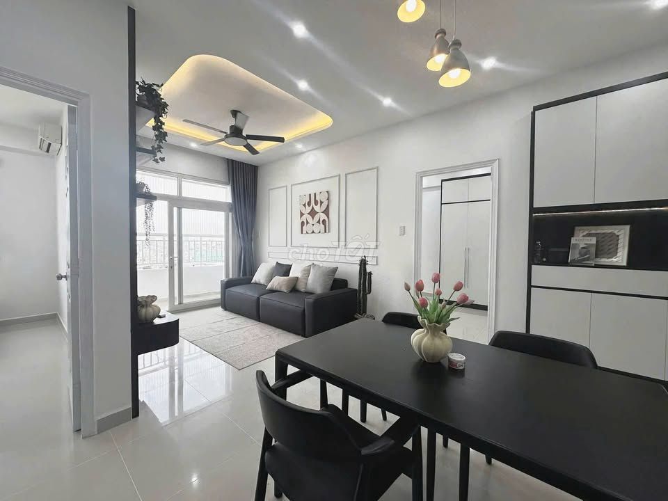 The owner rented the Hùng Vương Plaza apartment, District 5, area: 130 meters (2 bedroom - 3 toilets)