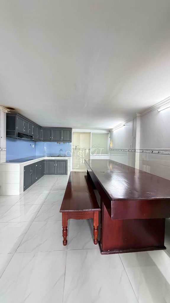 The 3rd floor bedroom. The three toilets seem to be available.