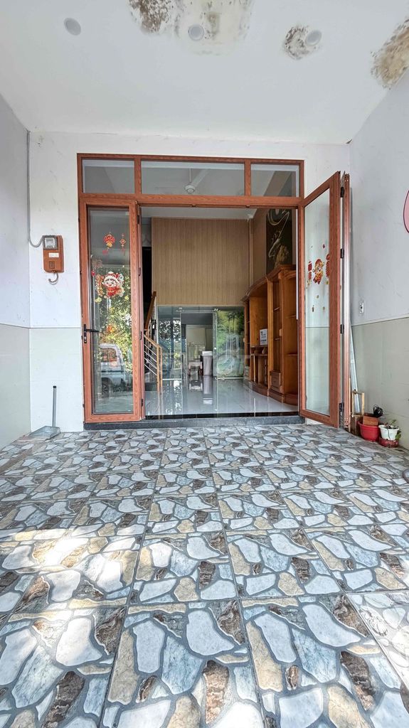 The 3rd floor bedroom. The three toilets seem to be available.