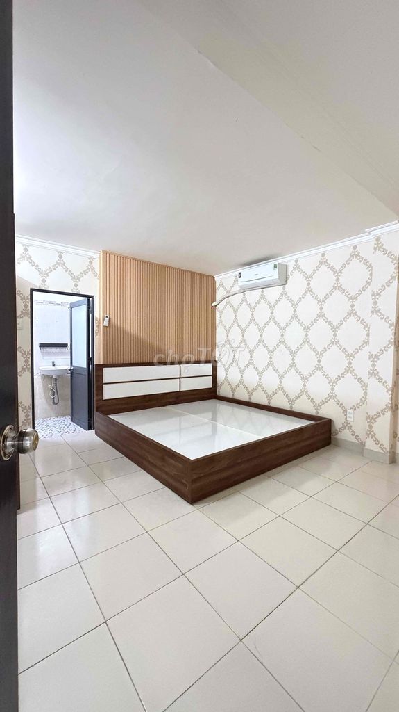 The 3rd floor bedroom. The three toilets seem to be available.