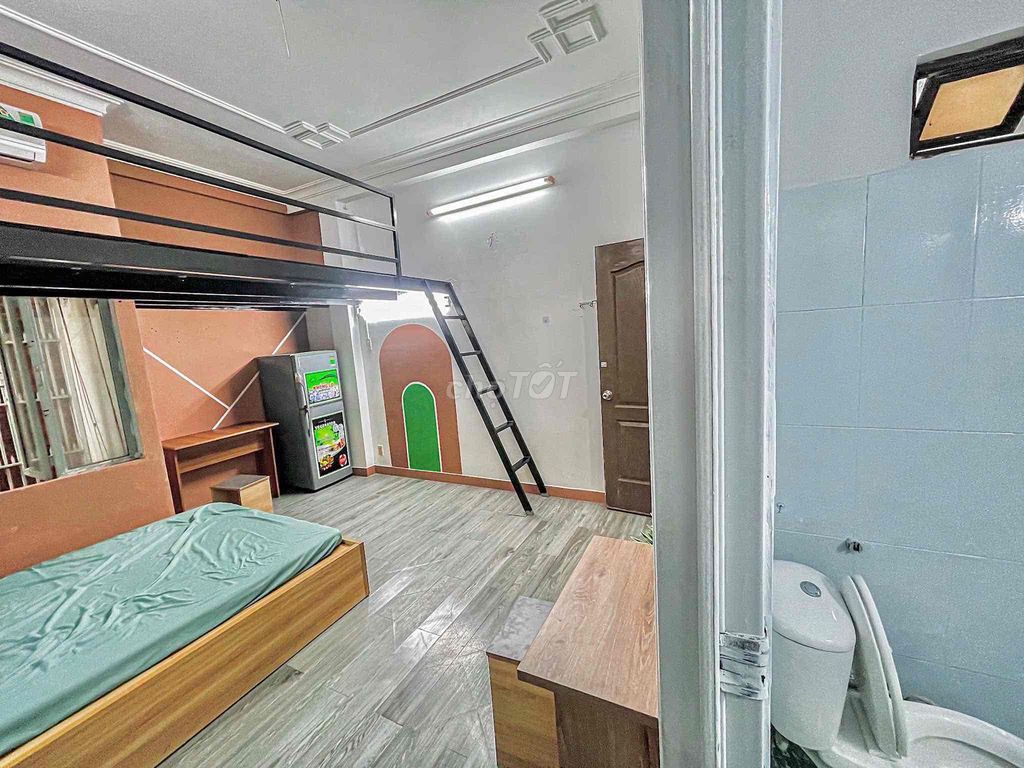 A kitchen bedroom with a flat where four and a half friends can be seen.