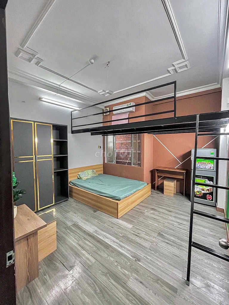 A kitchen bedroom with a flat where four and a half friends can be seen.