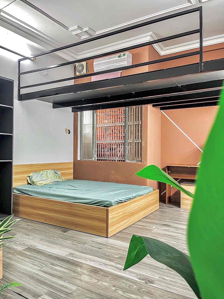 A kitchen bedroom with a flat where four and a half friends can be seen.