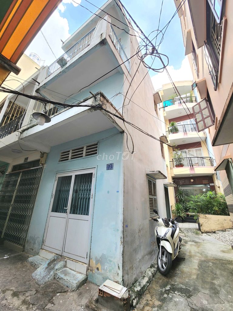 3 stories of business angle house - behind the market front of the algae