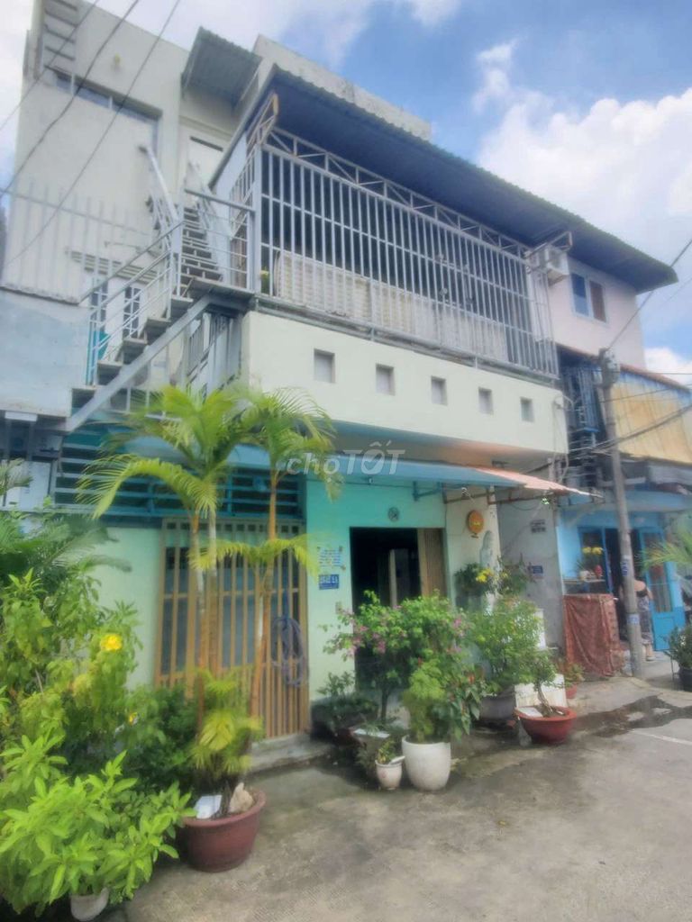 Renting the entire alleyway 8 Mq1, ad, District 12