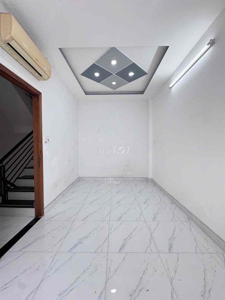 The original house. Four stories. Videos and Photos 100%.
