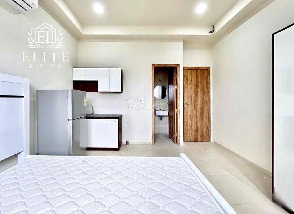 The balcony studio is Lê Văn Việt_Man Good