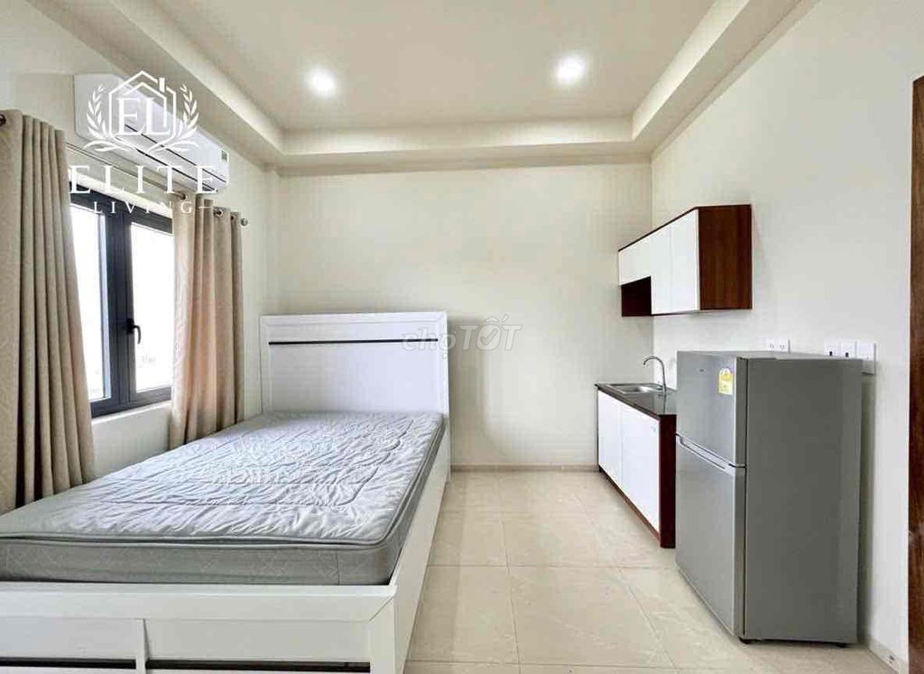 The balcony studio is Lê Văn Việt_Man Good