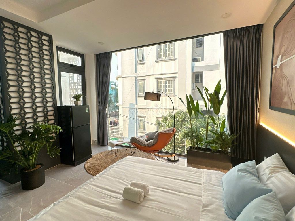 favor: Down 1,000,000 dollars a month in the contract when moving in.