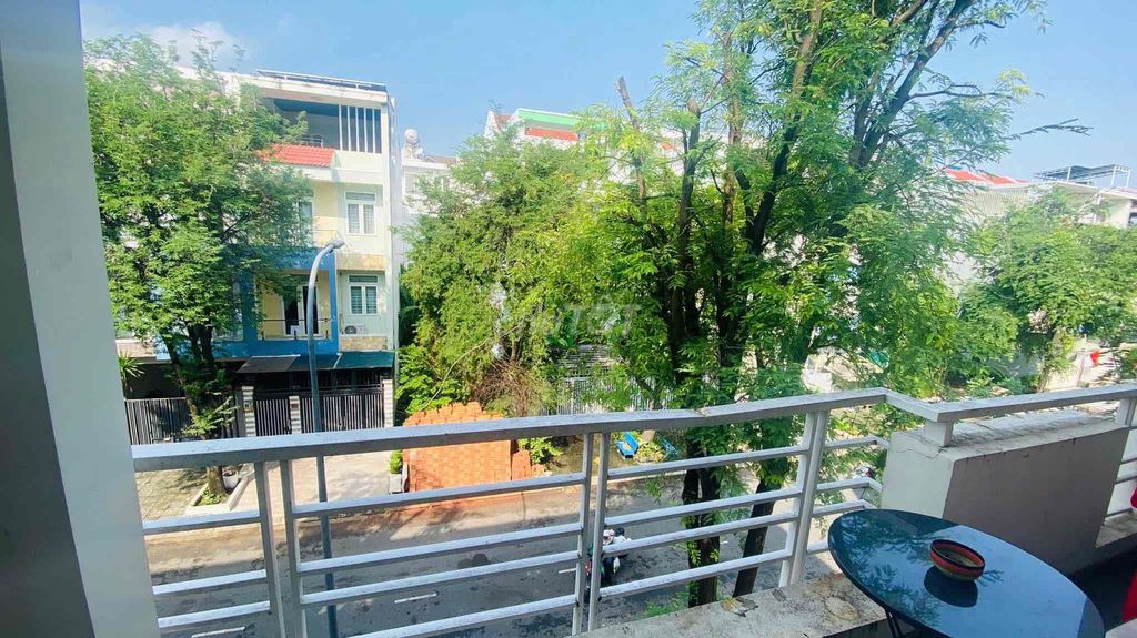 Bancol wide open interior studios right across the escalator’s garden