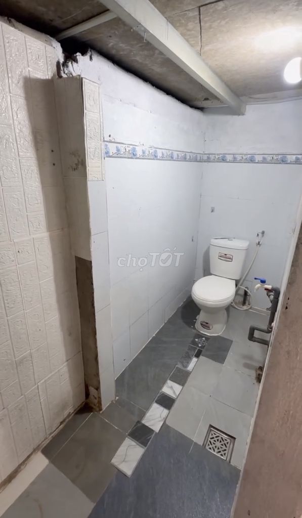 The original building, 4 meters x 5 meters, 1 float, 1 toilet, clear house, 2 m Hậu Giang alley