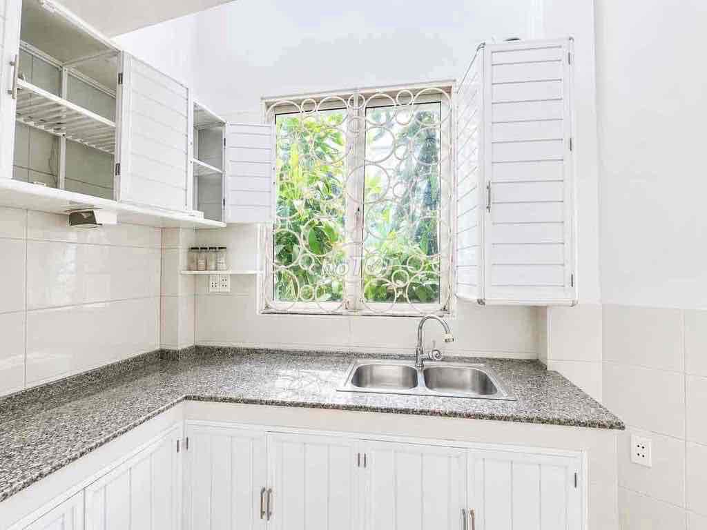 Renting the entire four-story apartment, Đinh Bộ Lĩnh, 187 26 Bình Thạnh, 12 million.