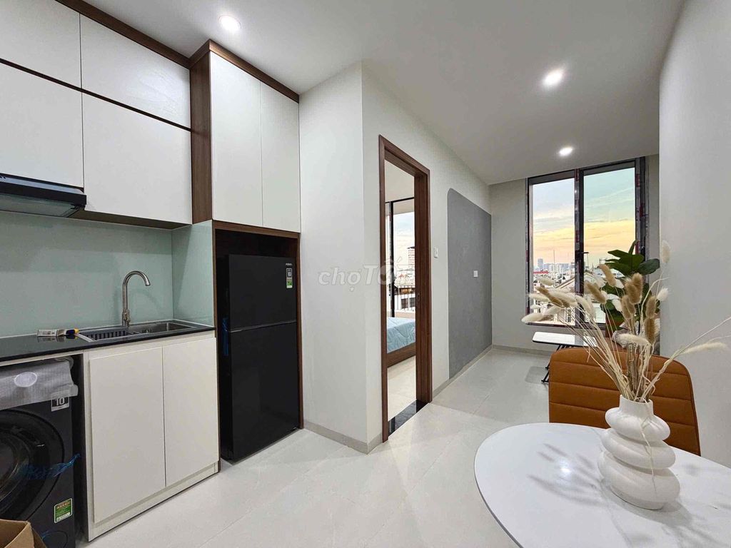 The balcony opens large large windows full of interiors in the center of 7th.