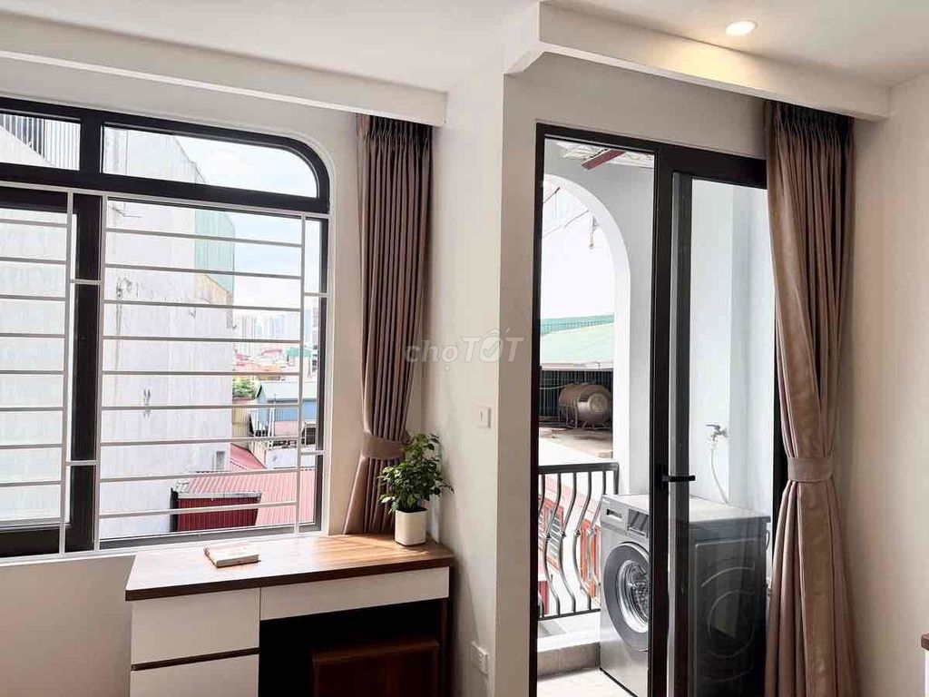 Rent the apartment. A balcony bedroom right here in the new church, District 3.
