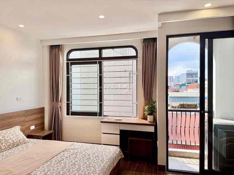 Rent the apartment. A balcony bedroom right here in the new church, District 3.