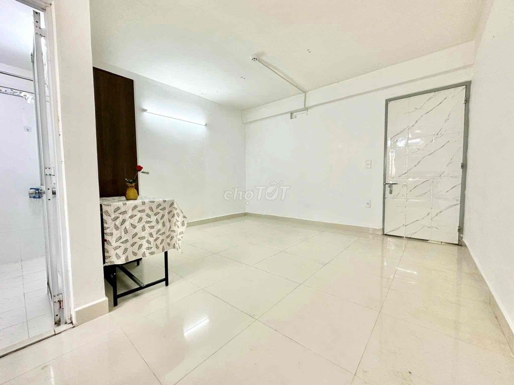 Full studio basic furniture moved in immediately vlu