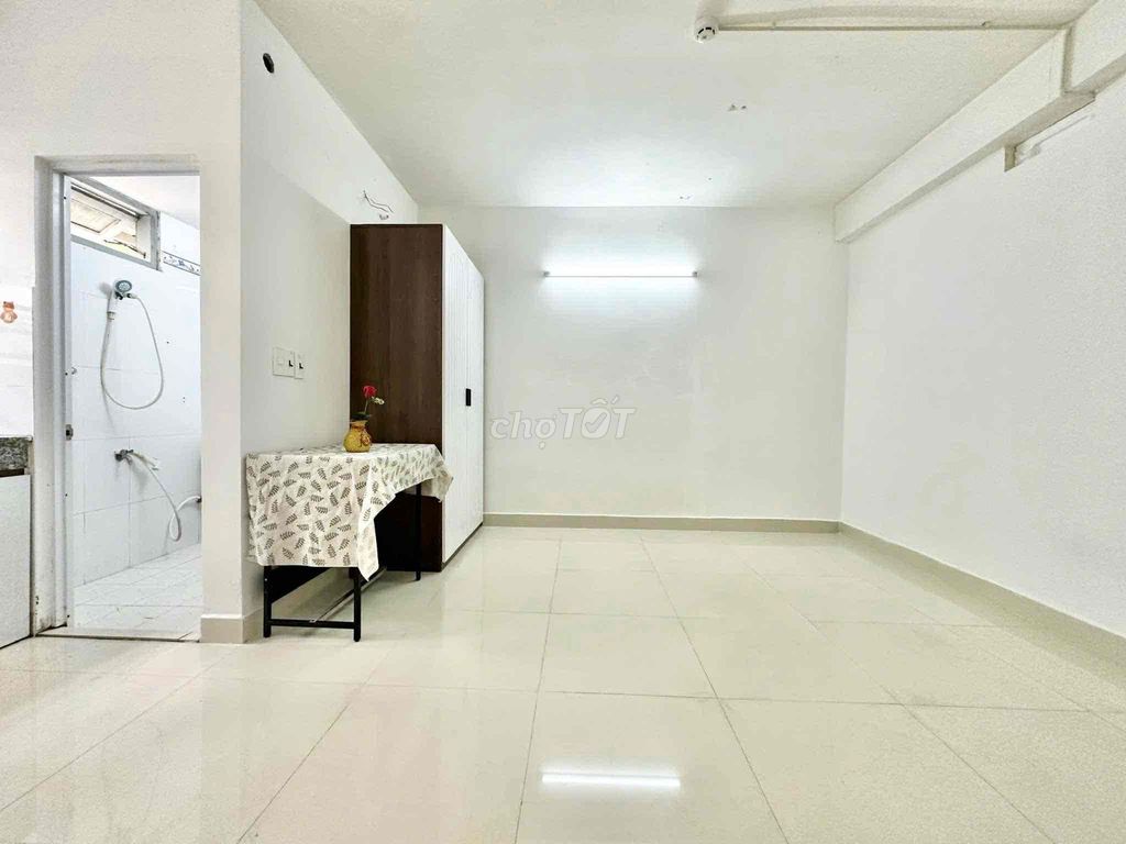 Full studio basic furniture moved in immediately vlu