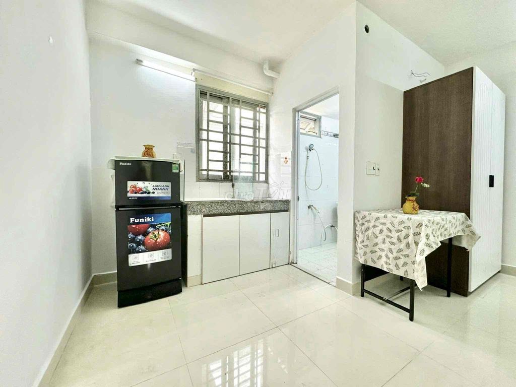 Full studio basic furniture moved in immediately vlu