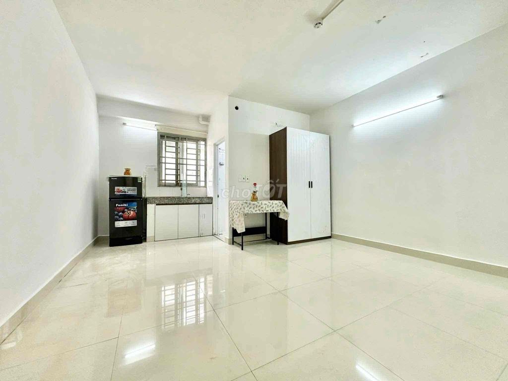Full studio basic furniture moved in immediately vlu