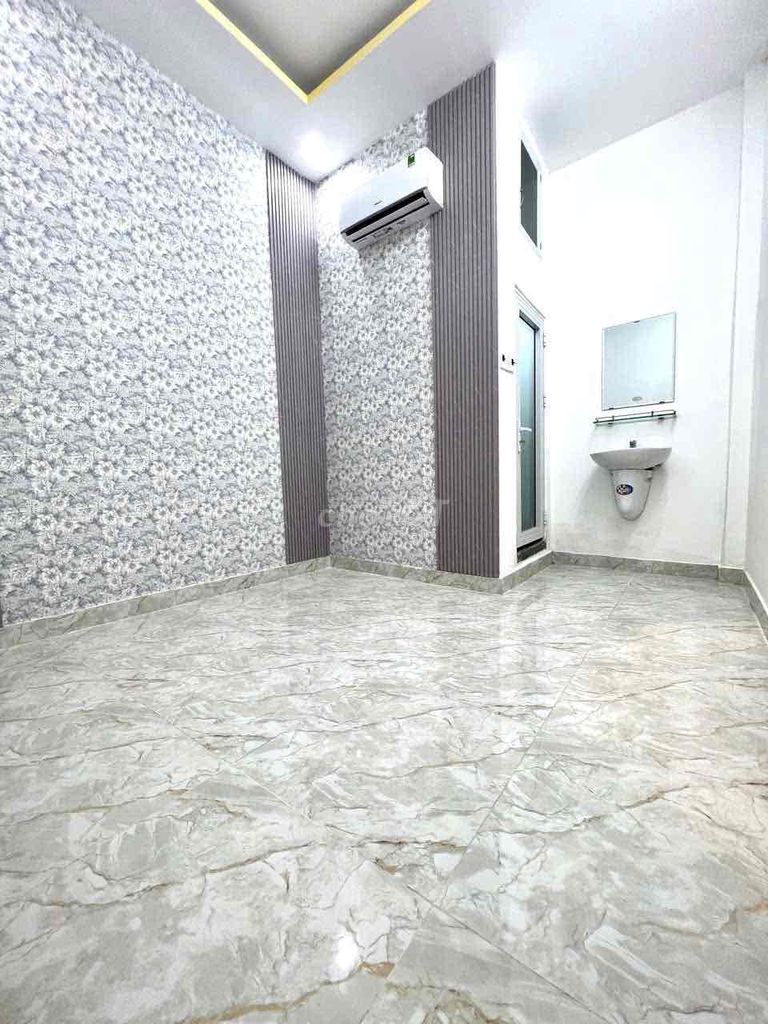 7 million two bedrooms. Two nice clean toilets.
