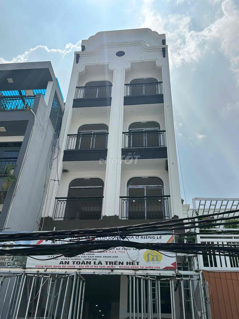 It's the owner who rented the 7 21-streak district carhouse. 1 mb. 1 sgb. In interior of 108 million 23th King's toilet.
