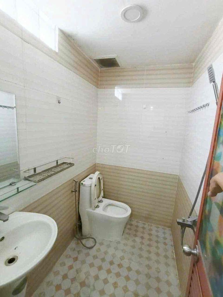 It's the owner who's renting 1 2 Trung Mỹ Tây 32 p.g. interiors that cost 80 million 33 King's toilets.