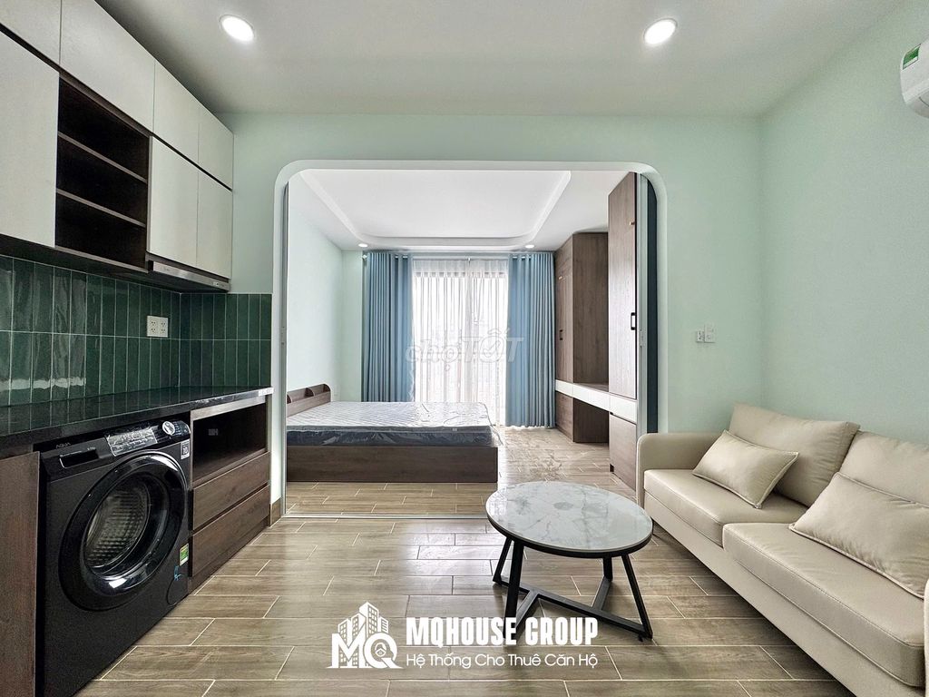 The apartment is 40 meters wide. It's 100 percent new.