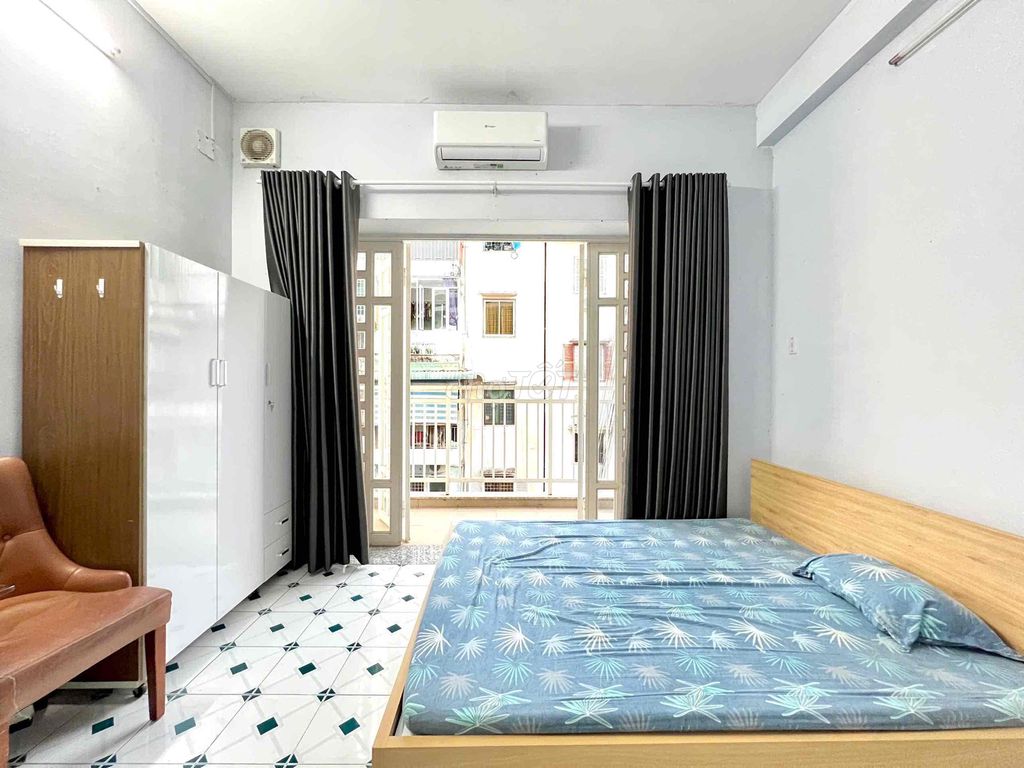 Rent a balcony studio right here. Đa Kao Hoàng Sa district one, I think.