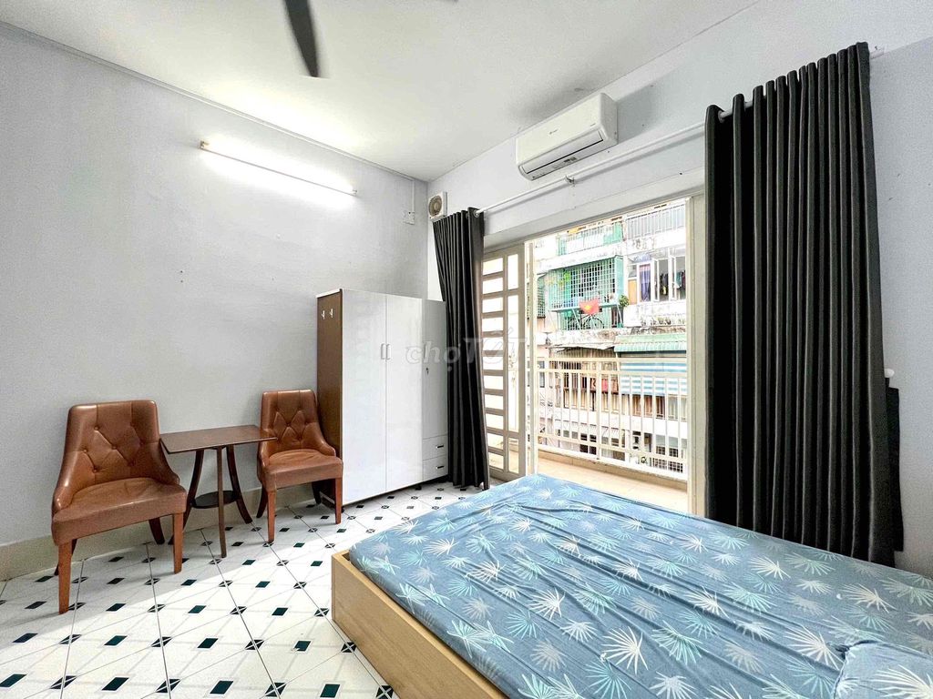 Rent a balcony studio right here. Đa Kao Hoàng Sa district one, I think.