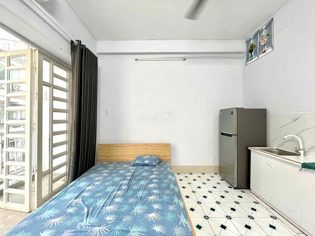 Rent a balcony studio right here. Đa Kao Hoàng Sa district one, I think.