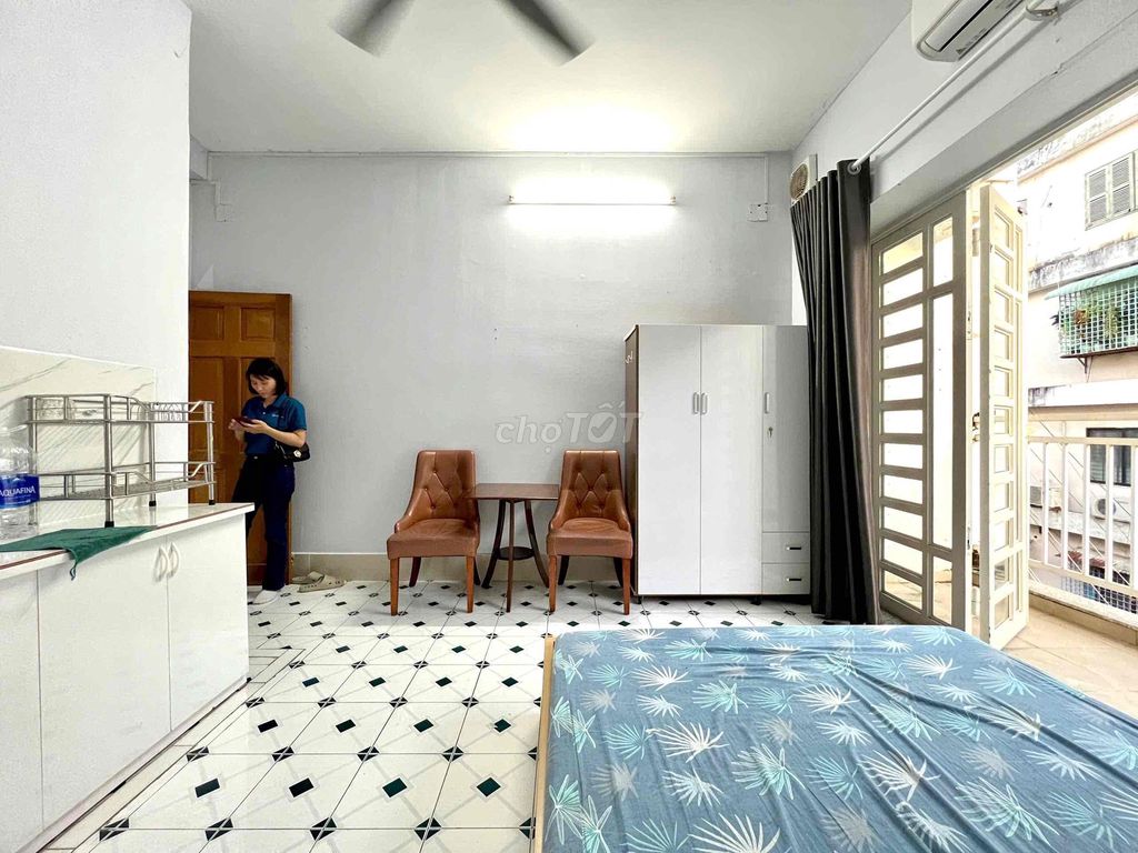 Rent a balcony studio right here. Đa Kao Hoàng Sa district one, I think.