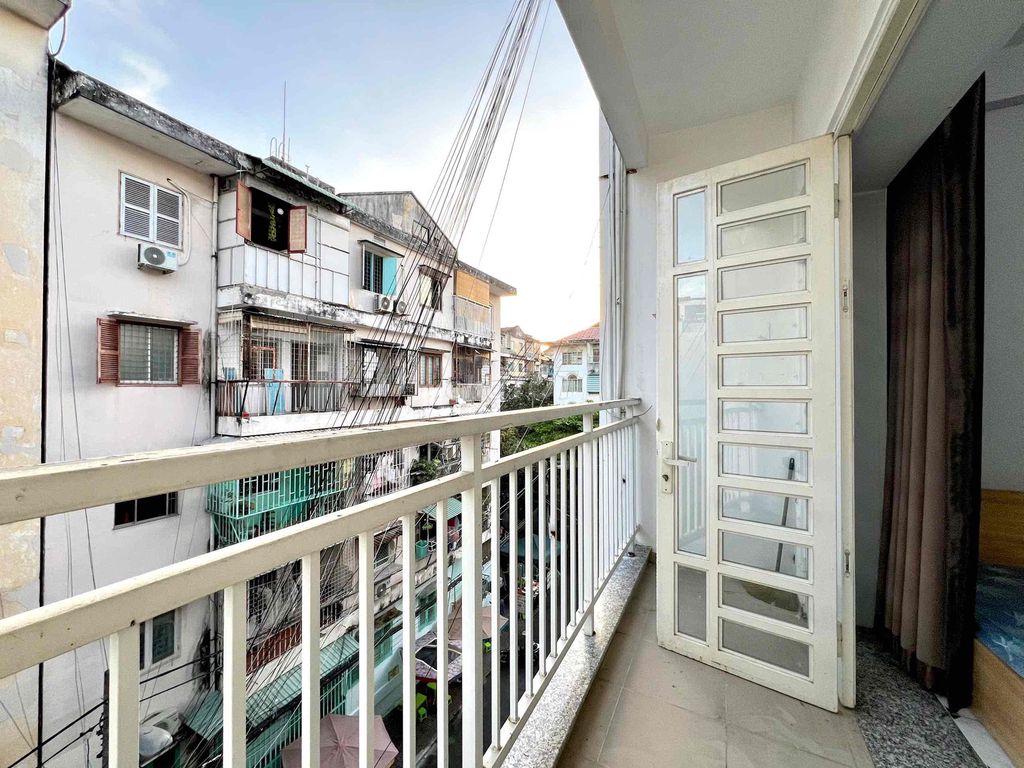 Rent a balcony studio right here. Đa Kao Hoàng Sa district one, I think.