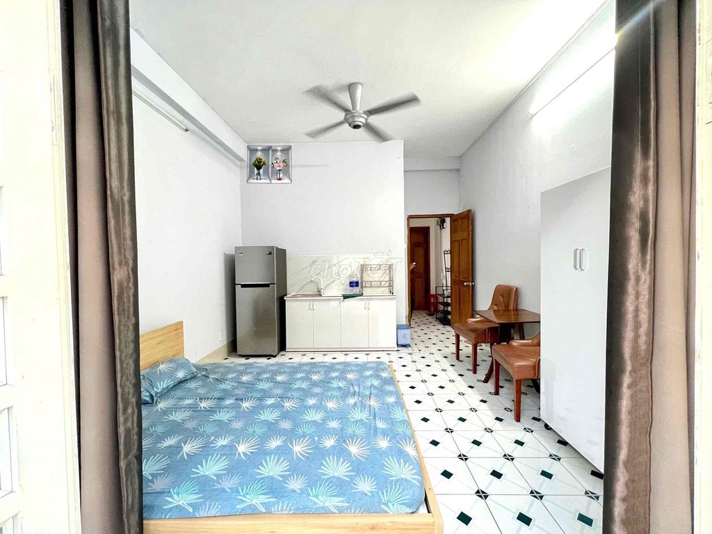Rent a balcony studio right here. Đa Kao Hoàng Sa district one, I think.