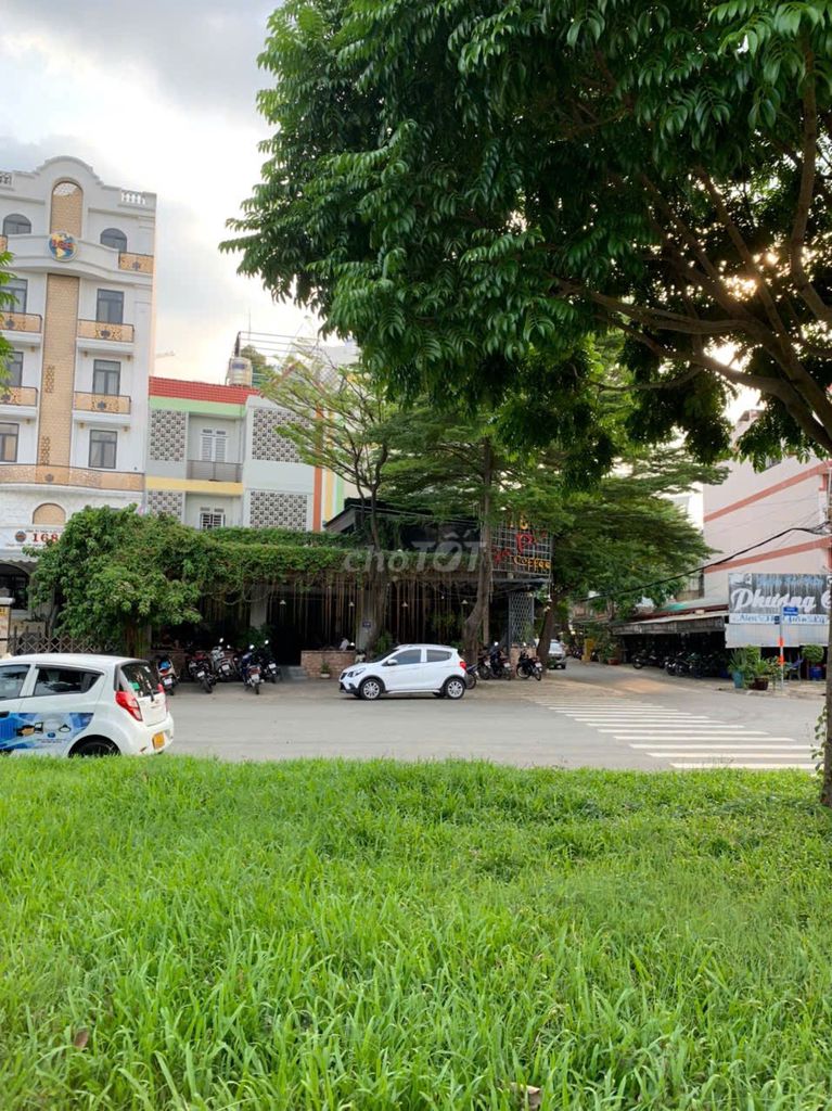 Rent a corner of 1.q0 15 x 15 ground clear of the beautiful spot