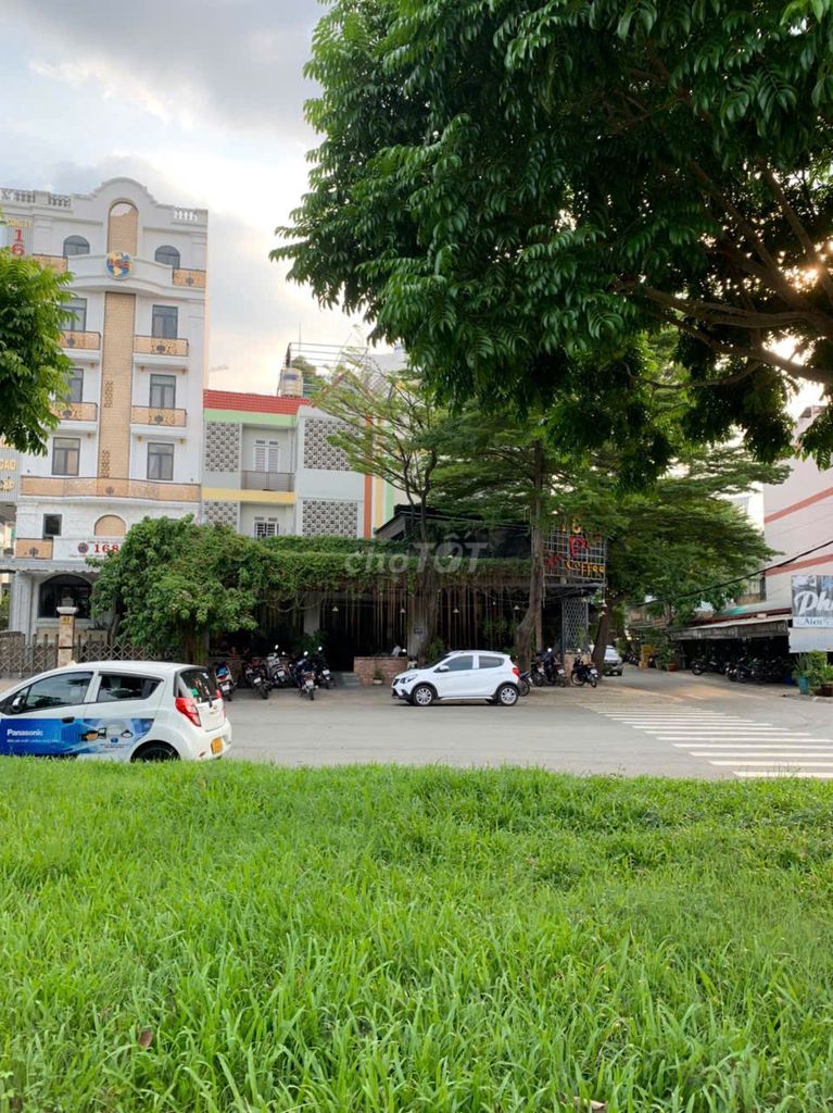 Rent a corner of 1.q0 15 x 15 ground clear of the beautiful spot