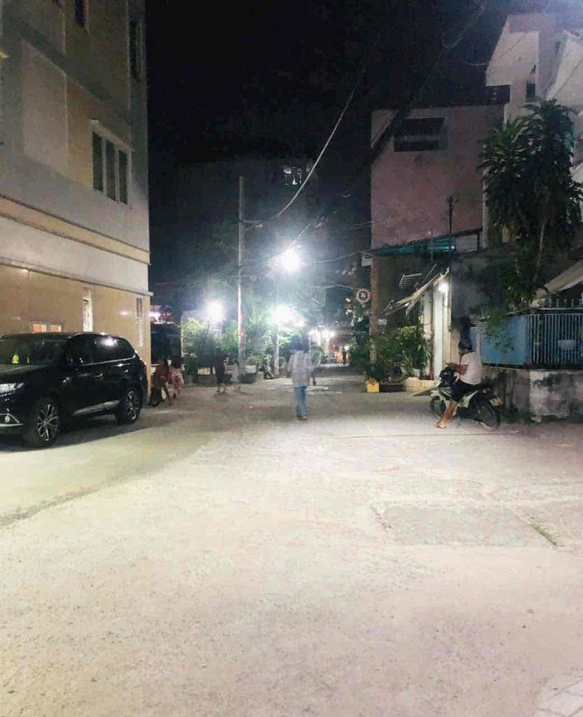 Renting an alley 8 MTân Kỳ Tân Quý, 4 x 11, with a float, a two-room bathroom, an empty house.