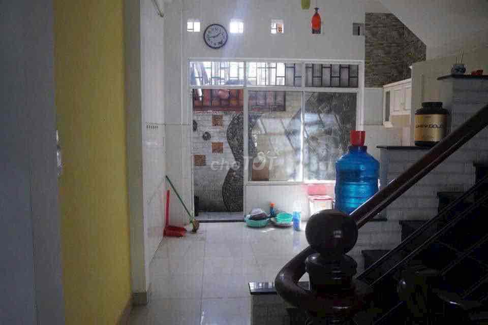 The 56-foot-three-story st five bedroom three-room bathroom Phạm Văn Chiêu.
