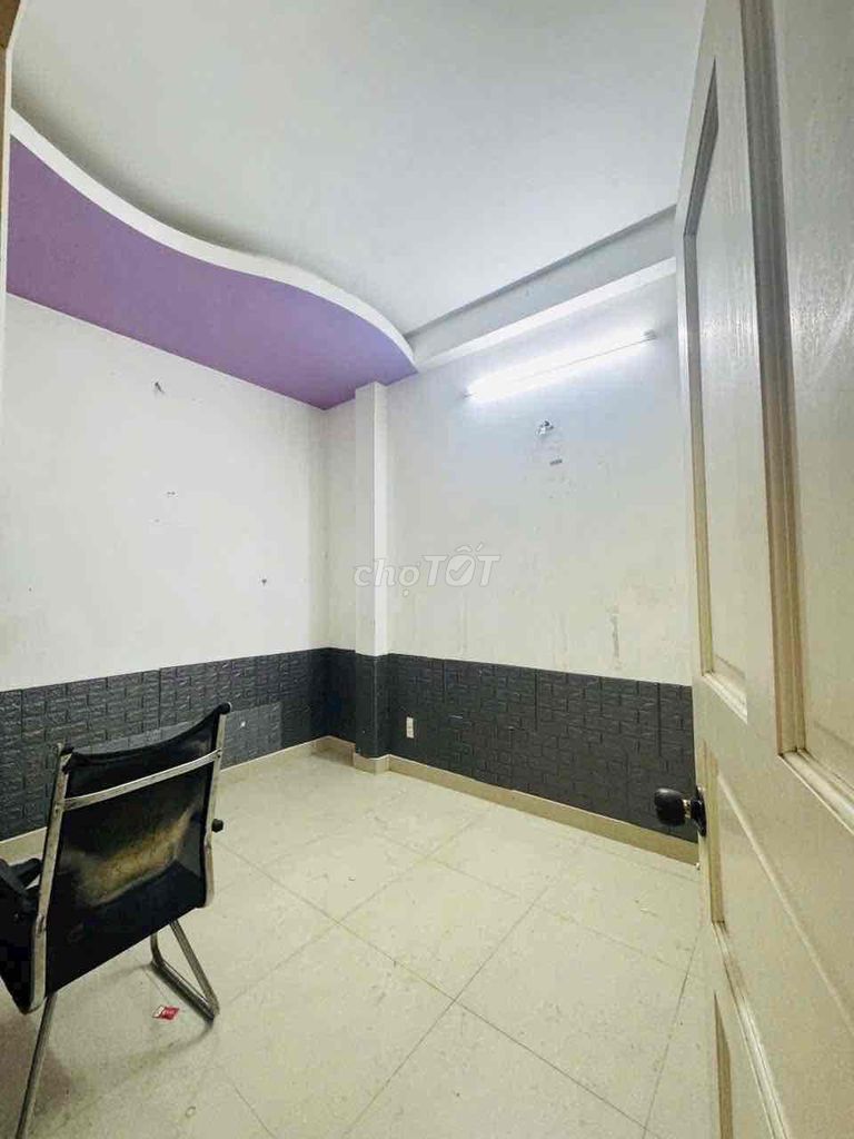 The 56-foot-three-story st five bedroom three-room bathroom Phạm Văn Chiêu.