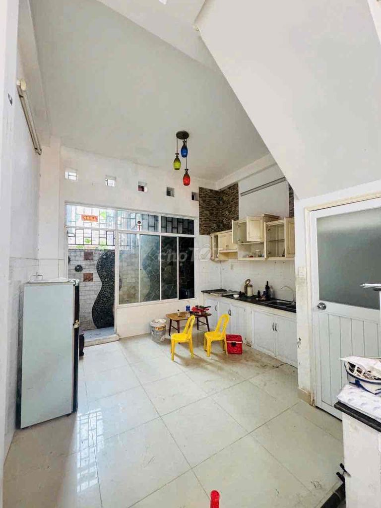 The 56-foot-three-story st five bedroom three-room bathroom Phạm Văn Chiêu.