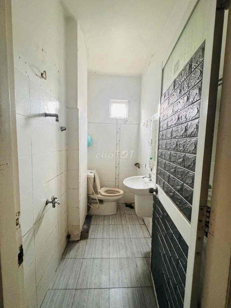 The 56-foot-three-story st five bedroom three-room bathroom Phạm Văn Chiêu.